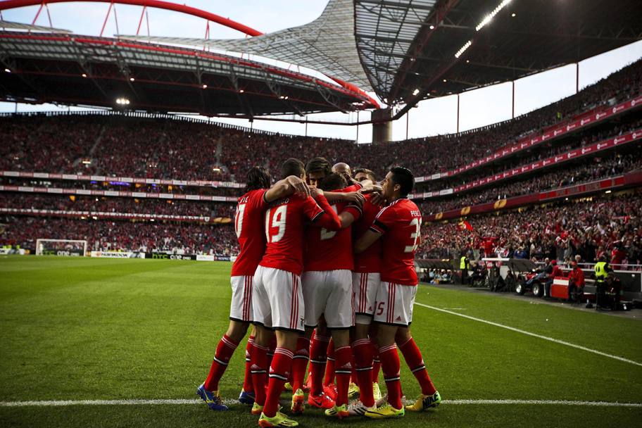 L’abbraccio di gruppo dei giocatori del Benfica: la serata per loro comincia bene. Epa 